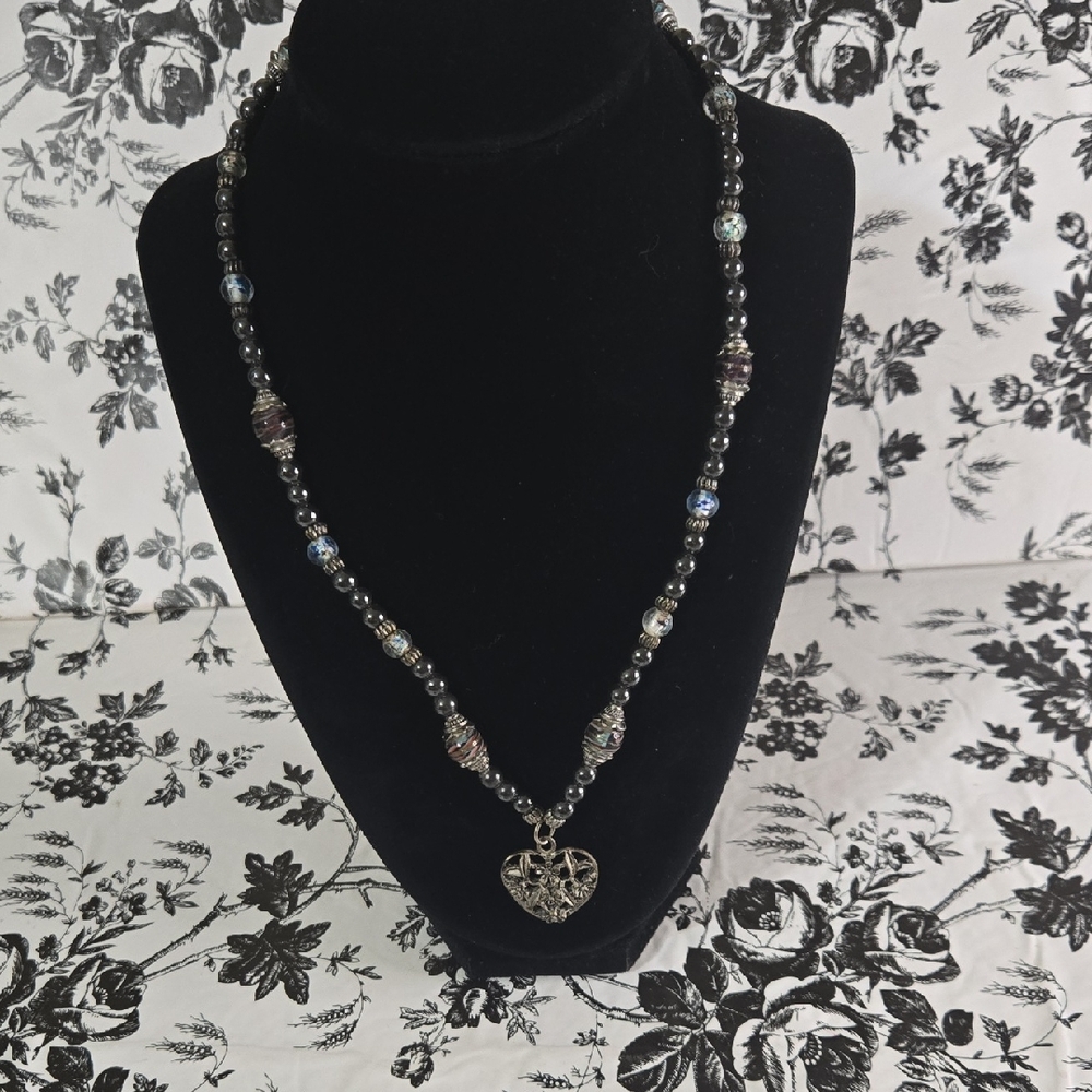 Elegant Black and Silver Heart Pendant Necklace Wy16